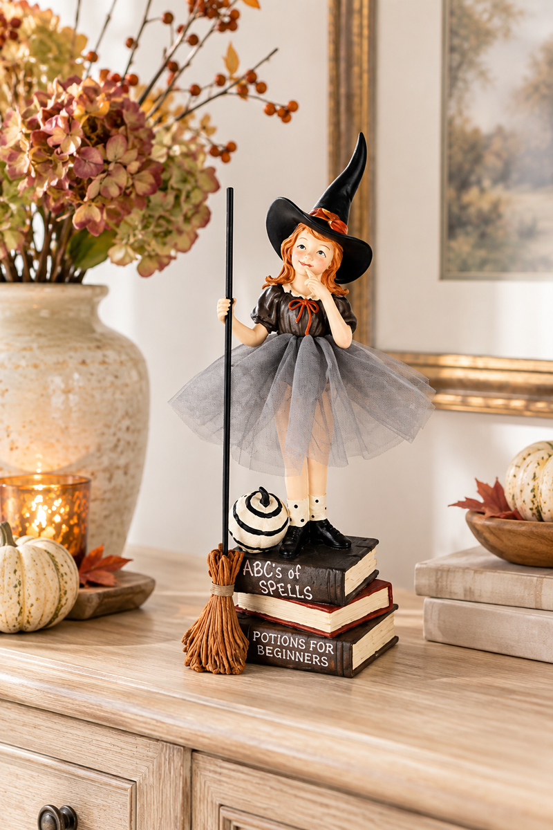 Strega su pila di libri con scopa – decorazione Halloween 11x12x33cm