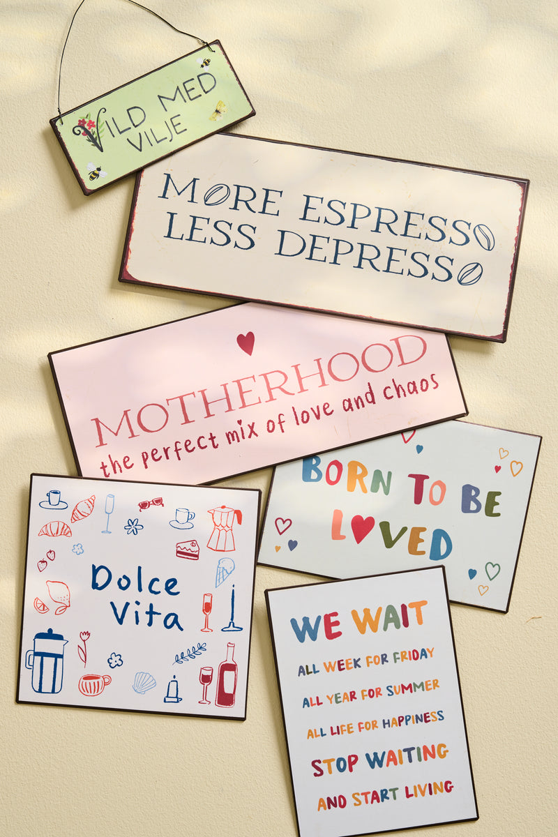 Targa Decorativa in Metallo 14x20 cm con Scritta “Born to Be Loved” Ib laursen