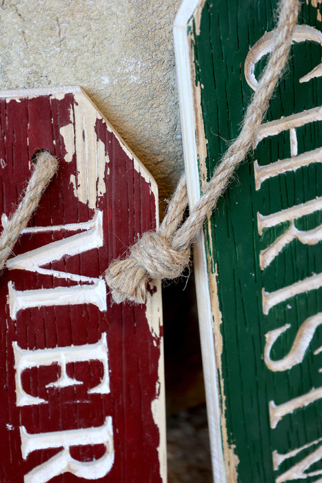 Set 2 Targhe “Merry Christmas” in Legno di Pino con Corda in Juta – Chic Antique