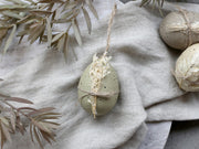 Uovo di Pasqua d'appendere verde polvere con fiore secco - Arredo Casa da Sogno