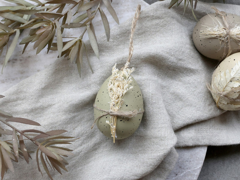 Uovo di Pasqua d'appendere verde polvere con fiore secco - Arredo Casa da Sogno