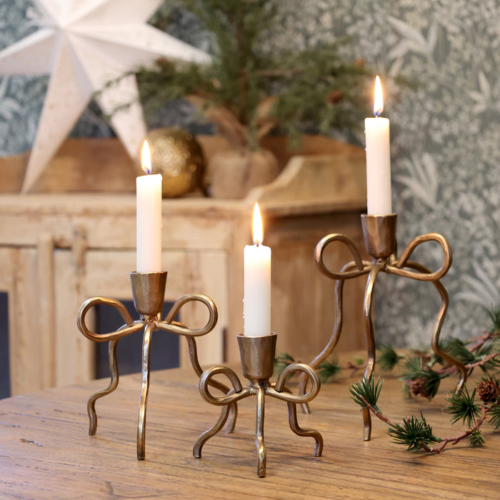 Candelabro Chic Antique a Forma di Fiocco – Effetto Oro Antico, H 14 cm