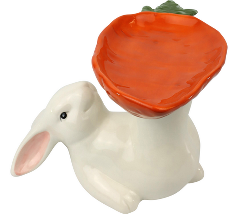 Coniglio con carota sui piedi in ceramica