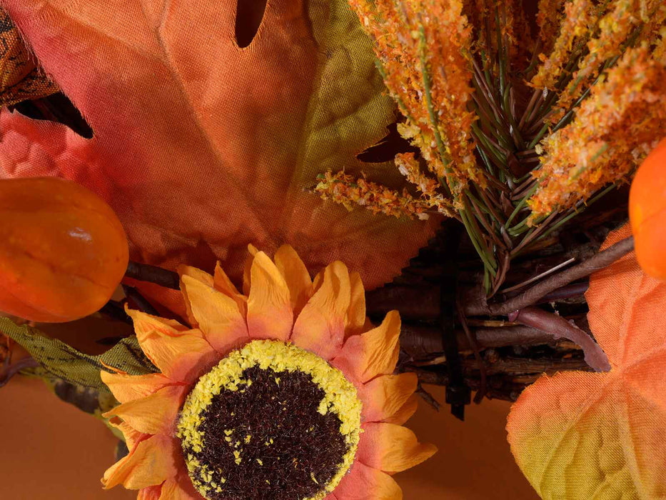 Ghirlanda d'autunno con zucche, foglie e fiori da appendere