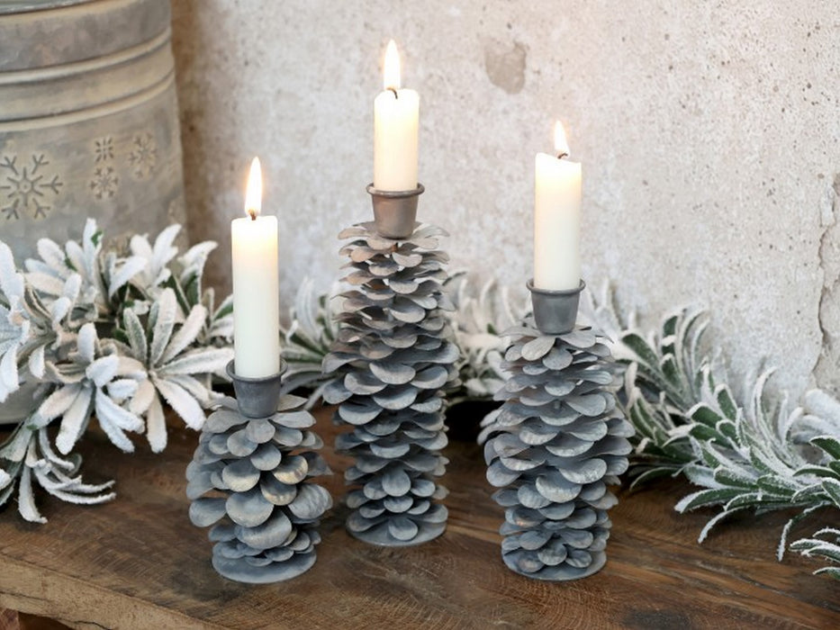Candeliere in ferro grigio a forma di pigna