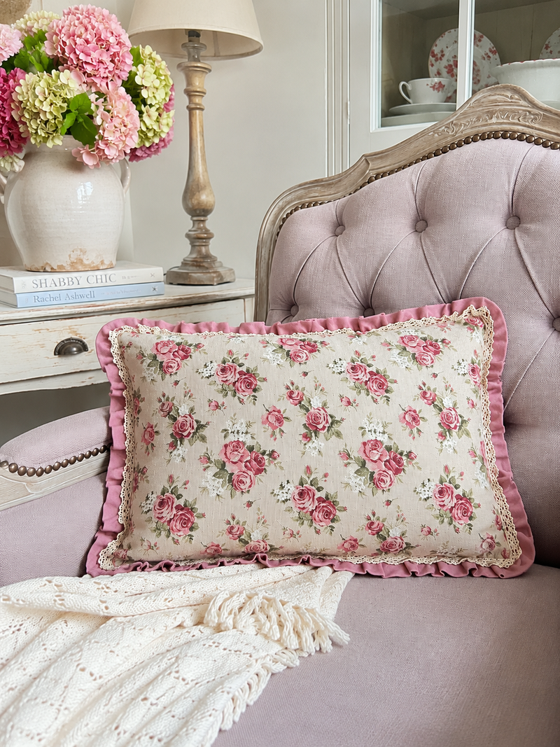 Cuscino Arredo Rettangolare Vintage con Rose e Volant Rosa 30x50 cm