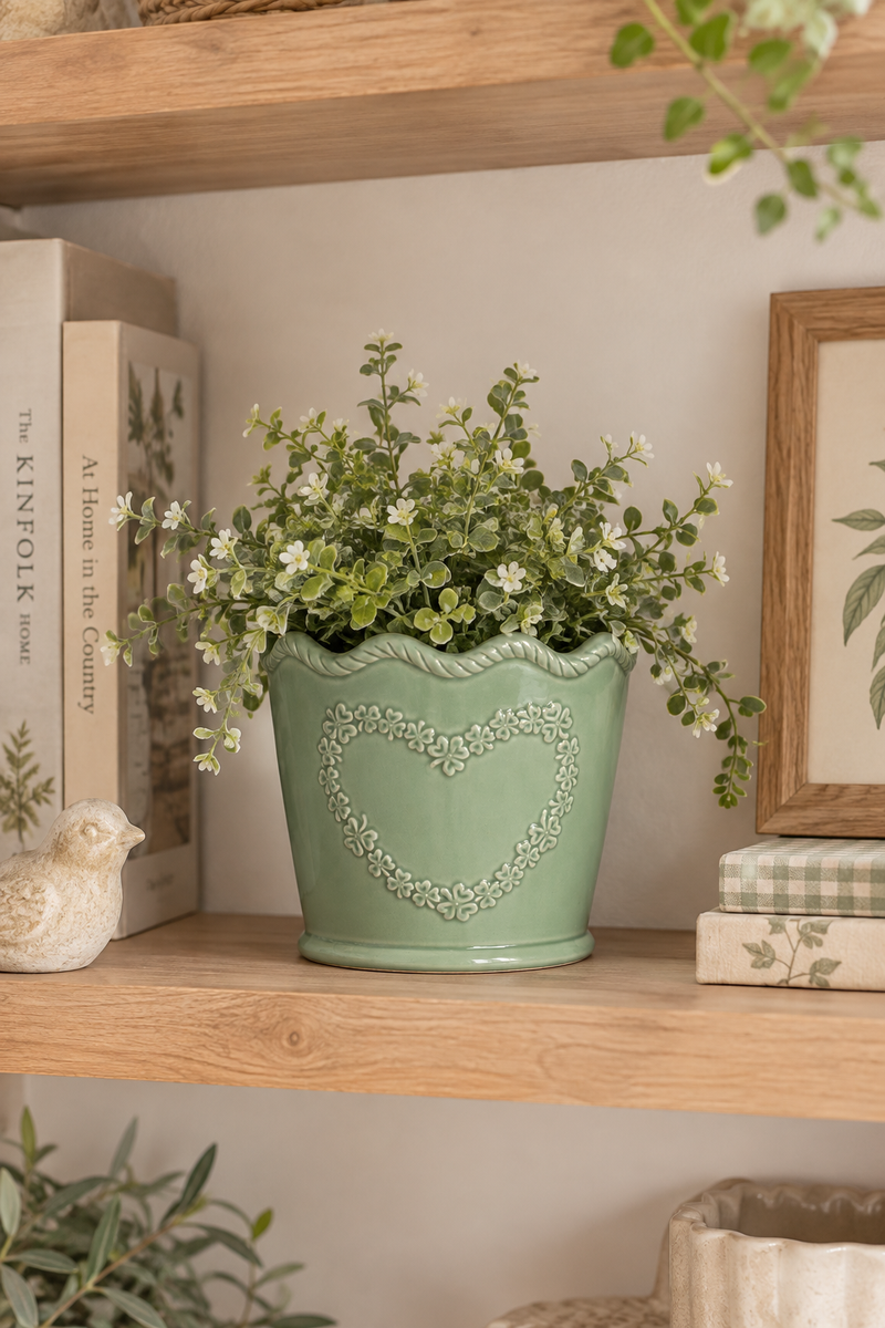 Vaso verde in ceramica con cuore decorativo