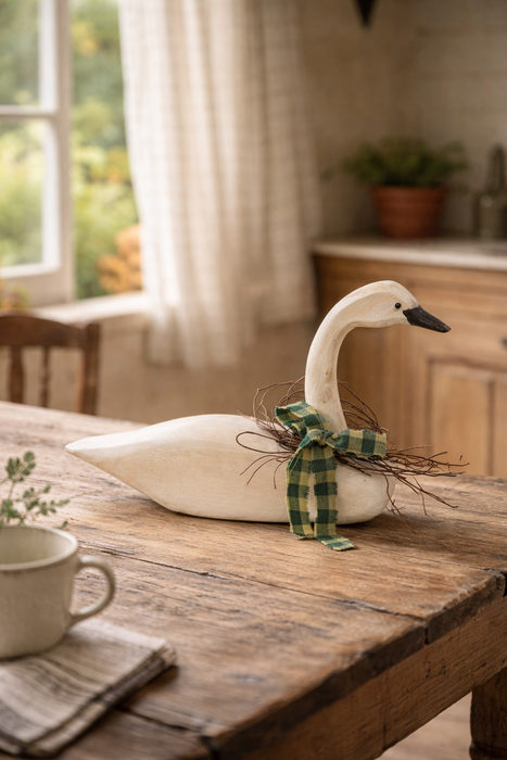 Cigno intagliato in legno invecchiato