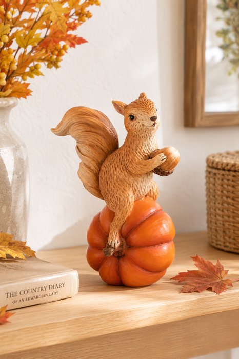 Scoiattolo con zucca in resina