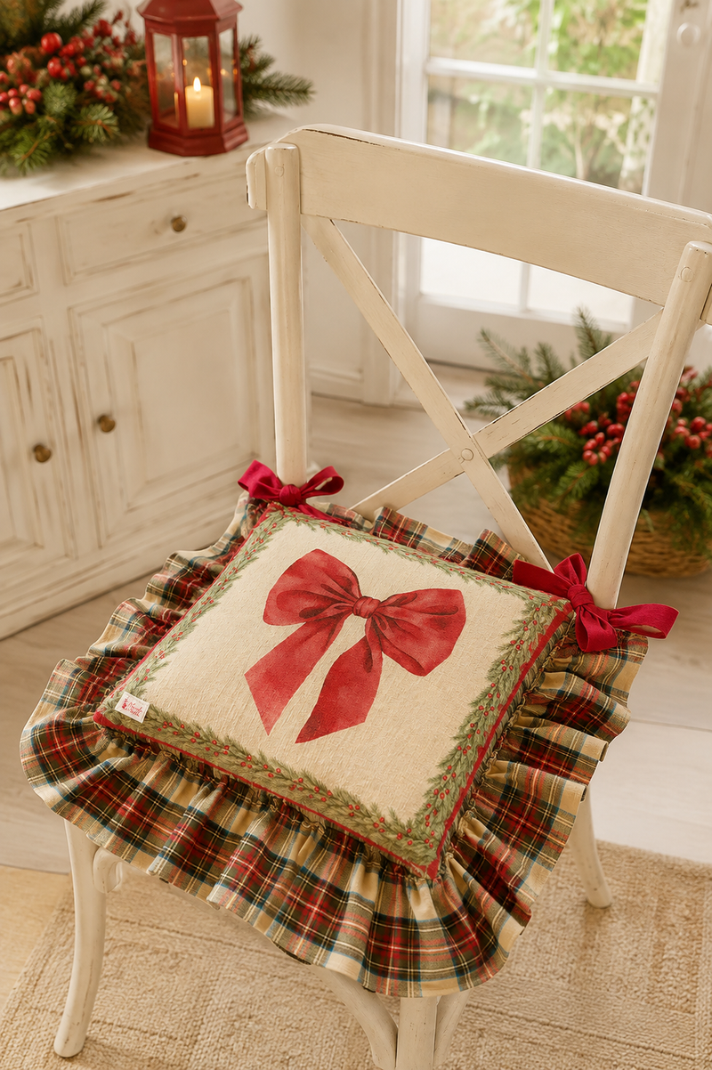 Cuscino Sedia Natalizio Tartan con Balza e Fiocco 40×40 cm – Nuvole di Stoffa