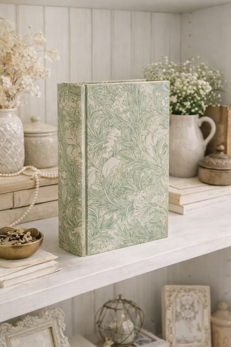 Scatola a forma di libro in legno verde decorato