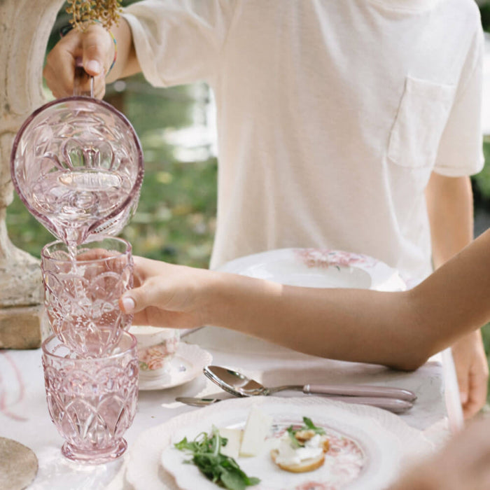 Brocca in Vetro Rosa con Bordo a Microperline – Nuvole di Stoffa