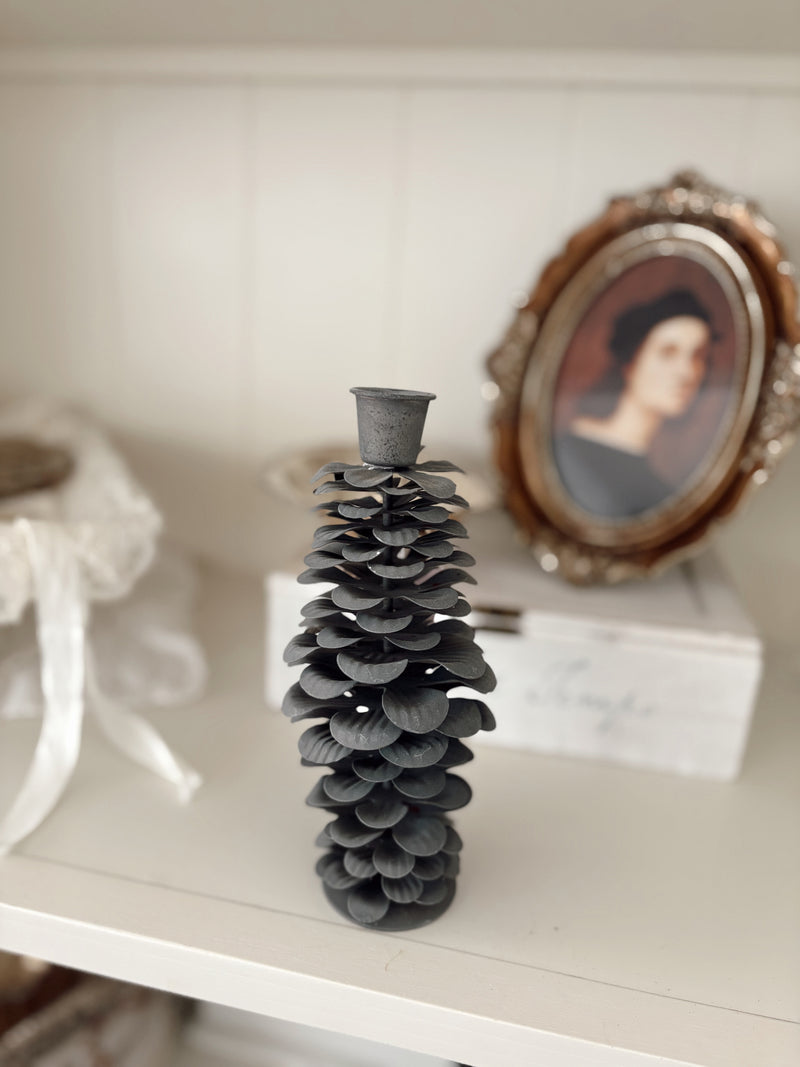 Candeliere in ferro grigio a forma di pigna h 18 cm Chic Antique
