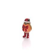 Pettirosso natalizio Langs in resina con cappello di Babbo Natale, fiocco e stivaletti rossi, su libreria bianca in stile cottage con libri vintage.