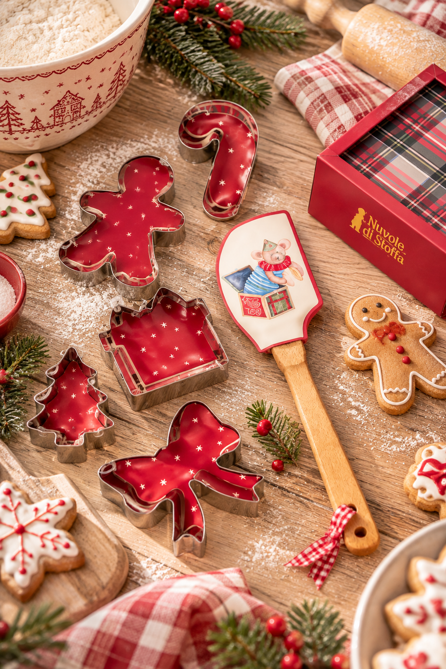 Set natalizio Nuvole di Stoffa con spatola in silicone decorata con topolino e 5 stampini per biscotti in acciaio, confezione regalo a quadri rossi.