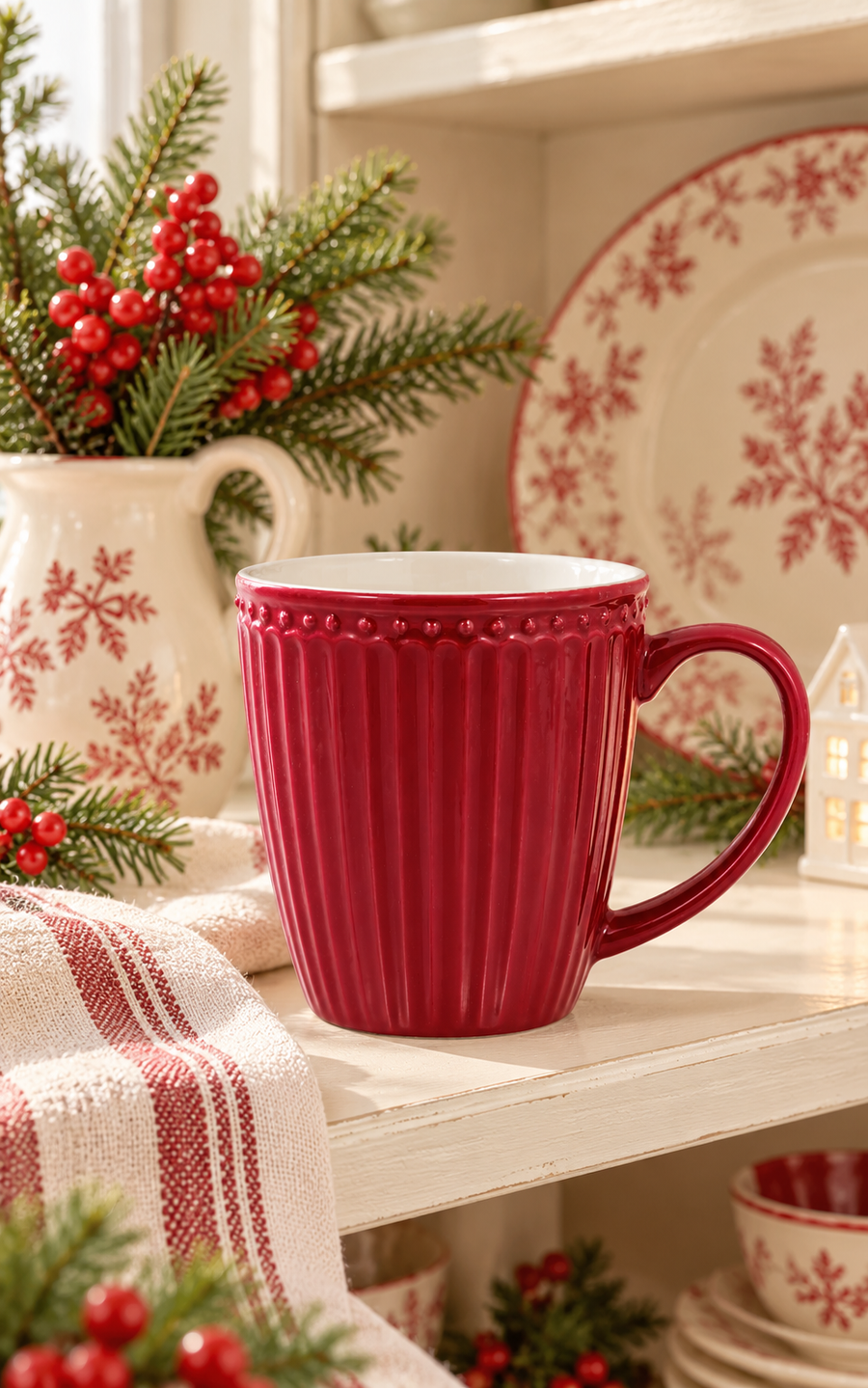 Tazza mug GreenGate Alice Claret Red in ceramica rosso bordeaux, con lavorazione a rilievo, ambientata in cucina natalizia stile cottage.