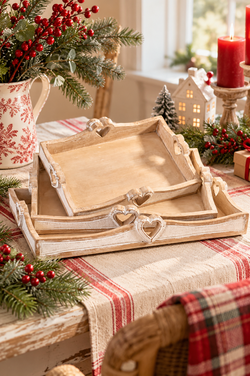 Vassoio rettangolare in legno naturale con cuori decorativi, stile cottage inglese shabby chic.