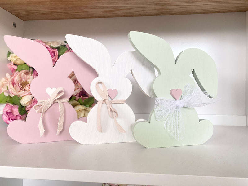 Decorazione in legno coniglio Drew con cuore e fiocco - Arredo Casa da Sogno