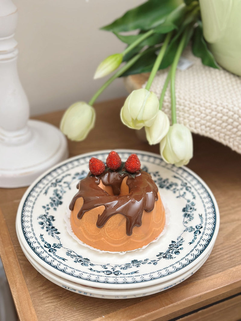 Piccolo Bundt con cioccolato e fragoline Finta