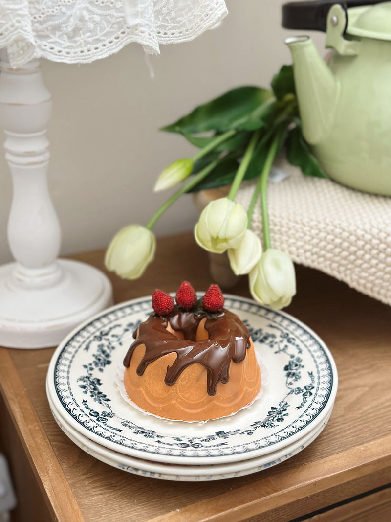Piccolo Bundt con cioccolato e fragoline Finta