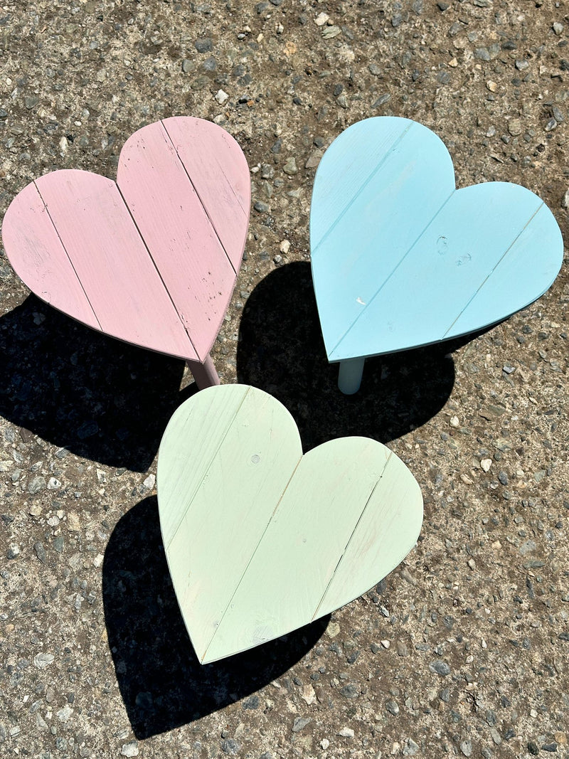 Sgabello cuore in legno