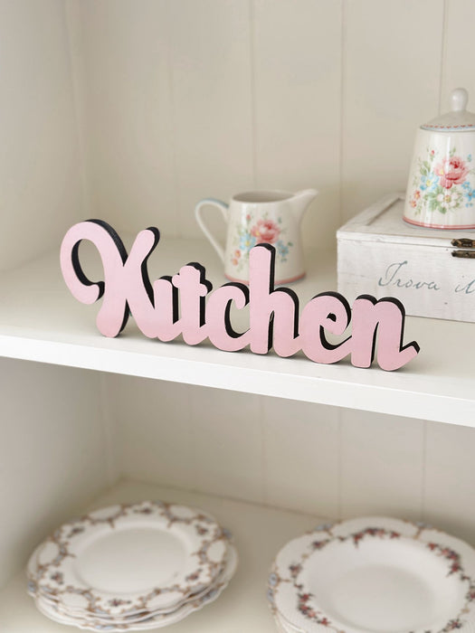 Scritta Kitchen in legno rosa