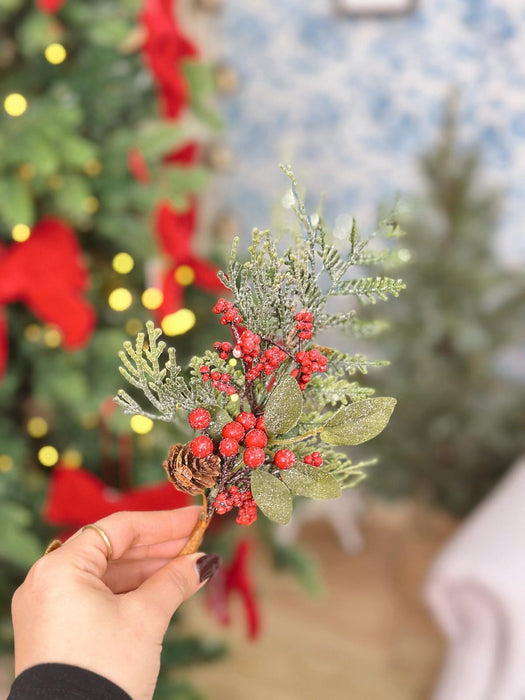 Ramo Natalizio con Bacche Rosse e Pigne