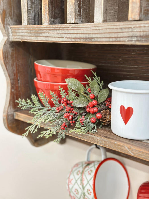 Ramo Natalizio con Bacche Rosse e Pigne