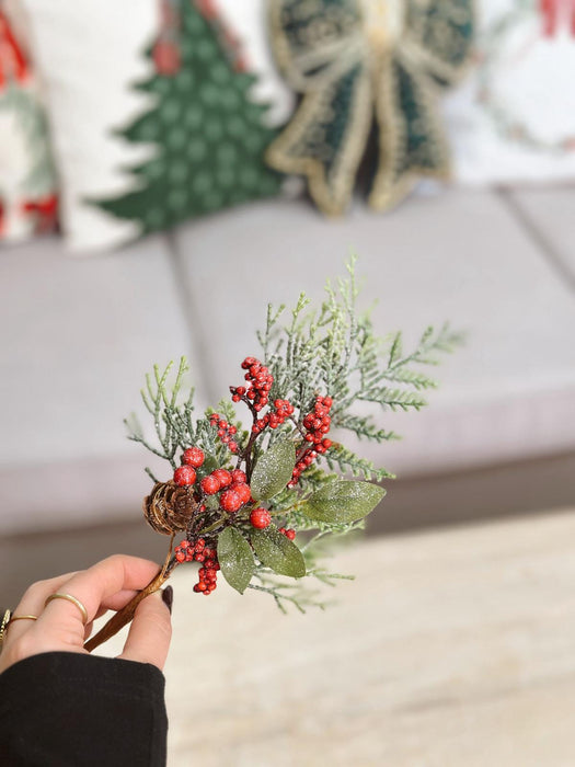 Ramo Natalizio con Bacche Rosse e Pigne