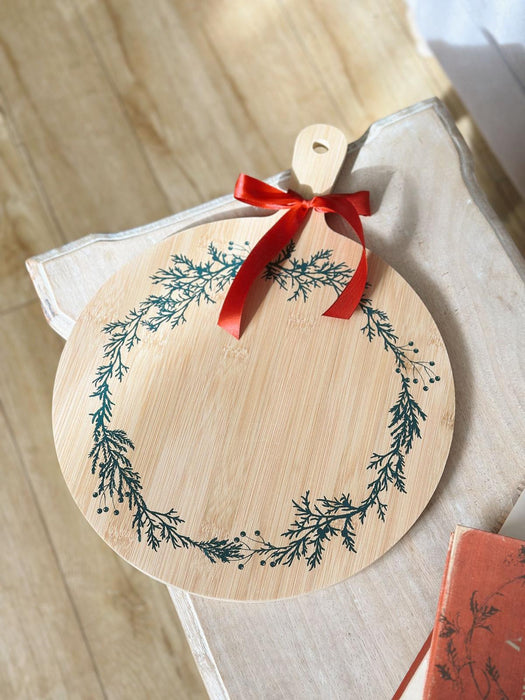 Tagliere in Bambù con Ghirlanda e Fiocco Rosso – 42x32x1,2 cm
