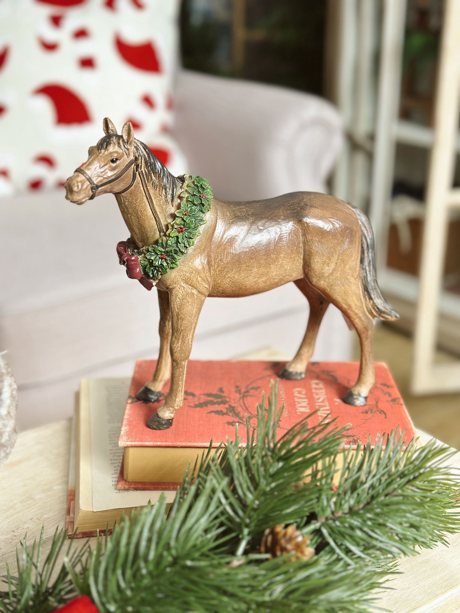 Cavallo Decorativo Natalizio in Resina con Ghirlanda