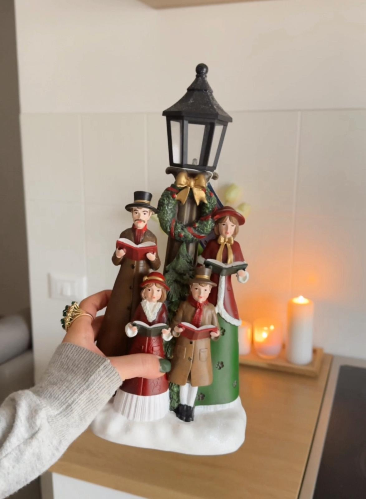 Statuetta Natalizia Famiglia di Cantori con Lampione