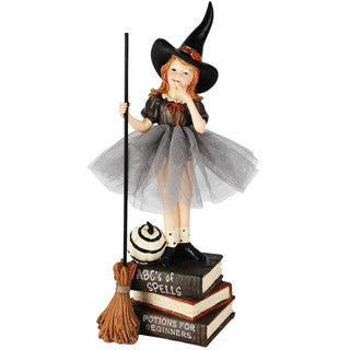 Strega su pila di libri con scopa – decorazione Halloween 11x12x33cm