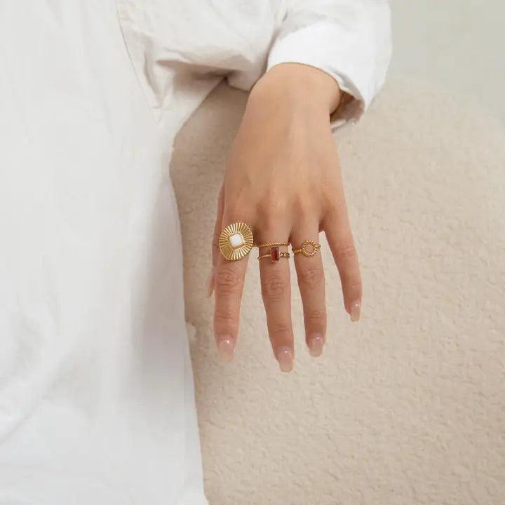 Anello con pietra Bianca