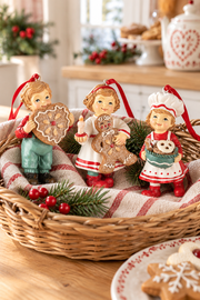 Decorazioni natalizie Dekoratief da appendere raffiguranti tre bambini con biscotti e dolci, disponibili singolarmente.