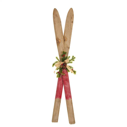 Decorazione natalizia con sci incrociati in legno vintage, rametti di pino, bacche rosse e fiocco naturale, Nuvole di Stoffa 79 cm.