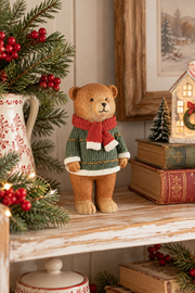 Orsetto natalizio Dekoratief in resina con maglione verde e sciarpa rossa, decorazione per libreria in stile cottage natalizio.