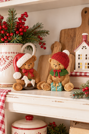 Orsetti natalizi Dekoratief seduti, uno con cavallino e cappello di Babbo Natale, l'altro con regalo e cappello rosso, venduti singolarmente.