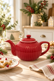 Teiera rossa GreenGate Alice Claret da 1 litro in ceramica, ambientata su tavola natalizia